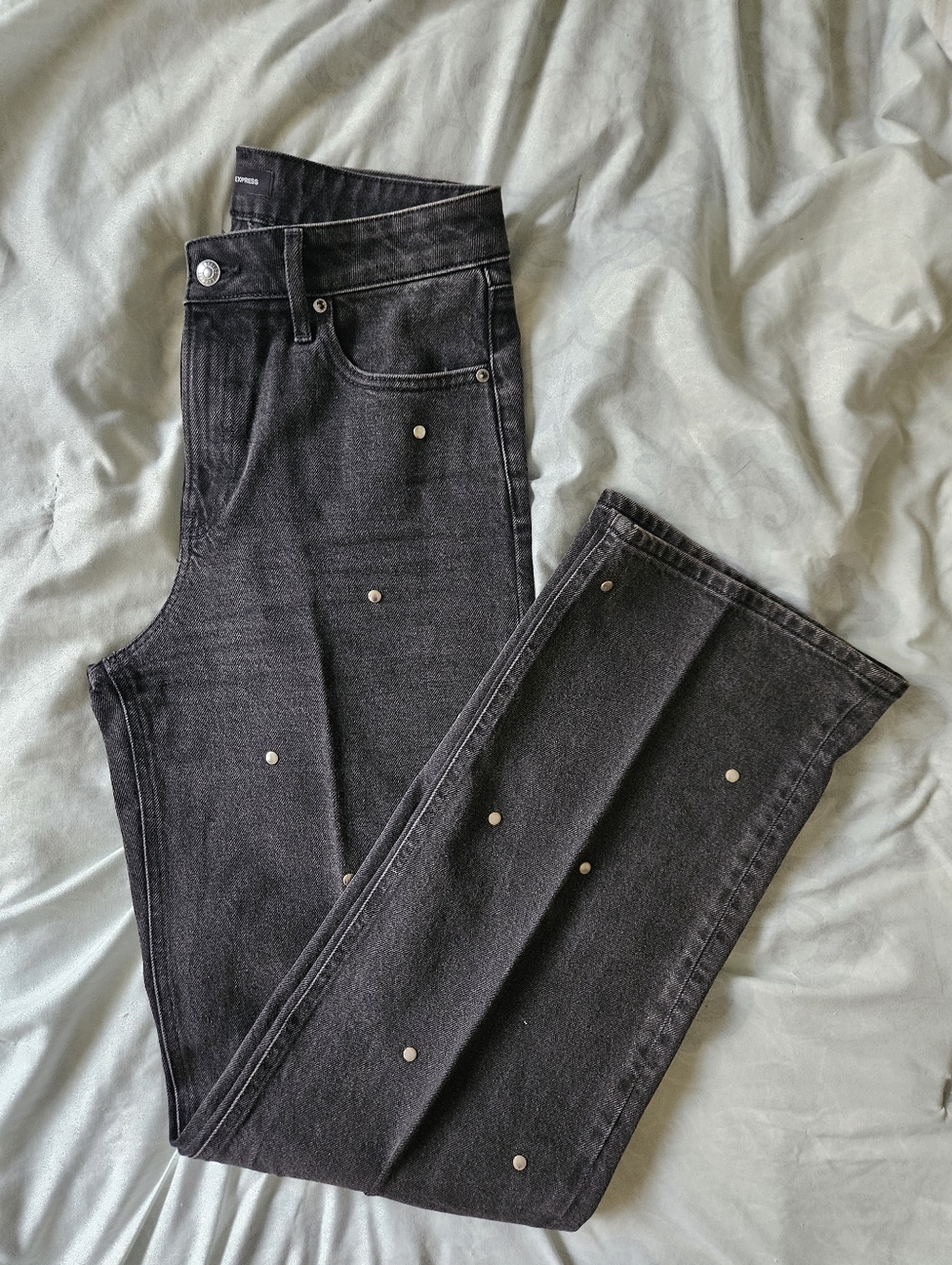 Express High Waisted Black Wash Silver Studded Relaxed Straight Jeans - Size 4L - Picture 10 of 10